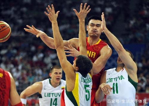 琼斯：奎因能看到很多中锋看不到的机会，让所有人参与进攻（琼斯：奎因能捕捉多数中锋难见的机会，激活全员进攻）