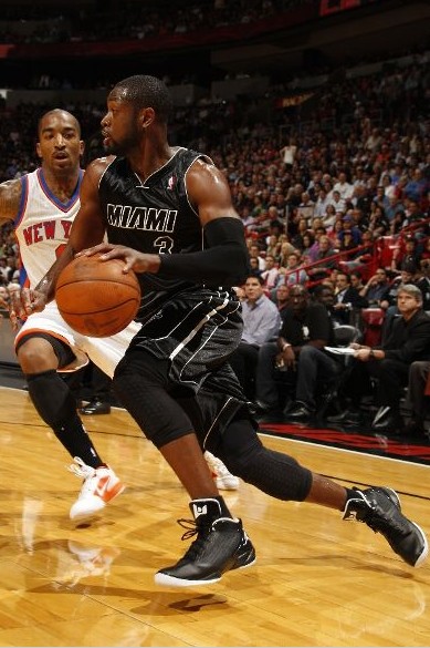 内蒙古额尔古纳初冬银装素裹，金雕翱翔雪原尽显苍穹之王风范（内蒙古额尔古纳初冬白雪皑皑，金雕纵横雪原尽显空中之王风姿）