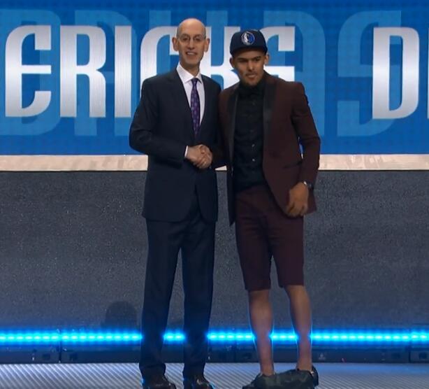 拿来吧你！柏林赫塔球员一把抢过对手教练给球员的战术小纸条（柏林赫塔球员当场抢走对手教练递给球员的战术纸条）