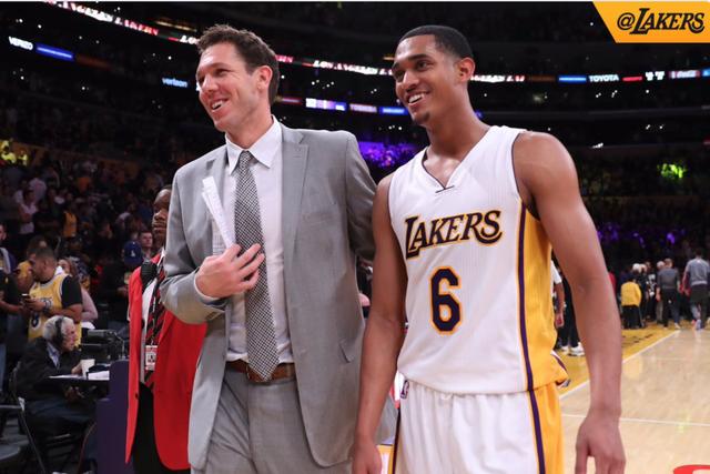 布莱顿中国球迷会：将停更内容直到俱乐部道歉，同时提出4大诉求（布莱顿中国球迷会宣布暂停更新，要求俱乐部致歉并提出四项诉求）