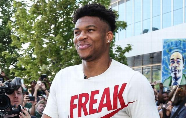 科里纳：既然具备核查条件，为何不能在角球判罚引入VAR？（科里纳质问：既然核查条件已具备，角球判罚为何不启用VAR？）