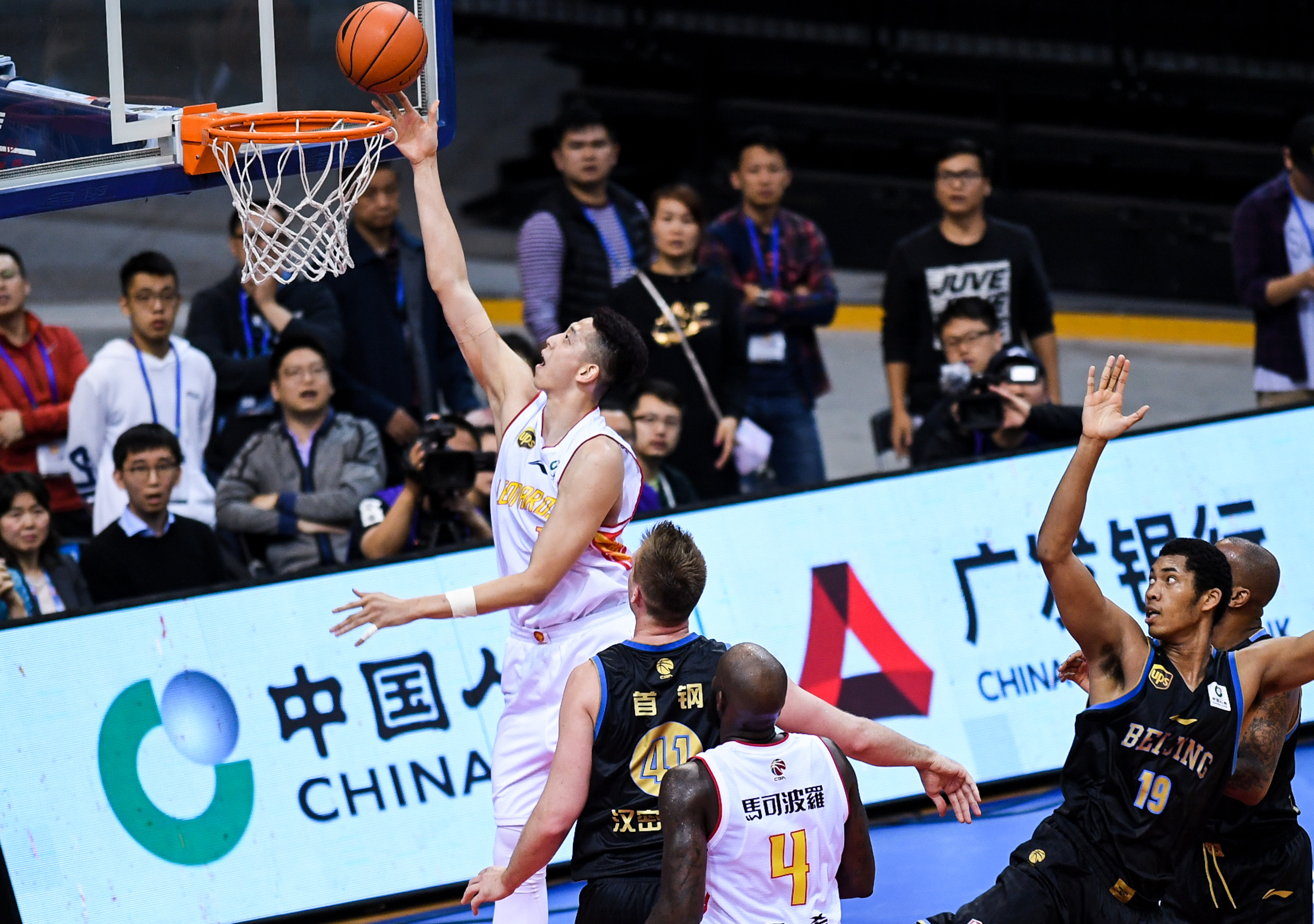 科利莫尔：在利物浦永远是俱乐部至上，萨拉赫不是梅西或C罗（科利莫尔：利物浦永远以俱乐部为先，萨拉赫并非梅西或C罗）