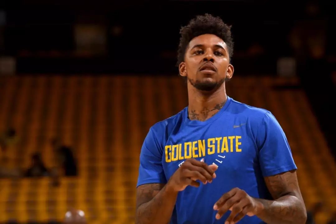 李帅与海港球迷同庆：尊敬的四星球迷，冠军是我们一起拿到的（李帅与海港球迷同庆：致敬四星球迷，冠军属于我们所有人）