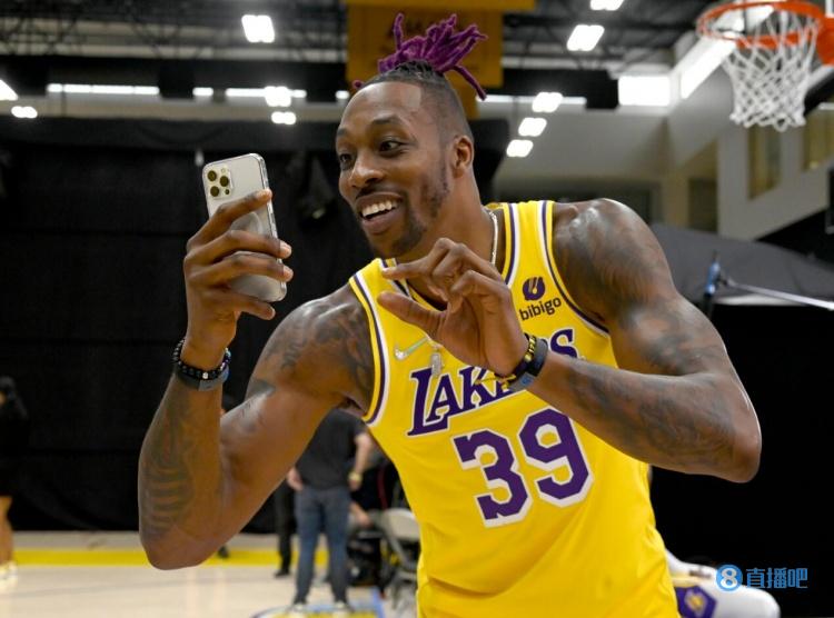 这队的传球流动太迷人（这支球队的传球流畅得令人着迷）