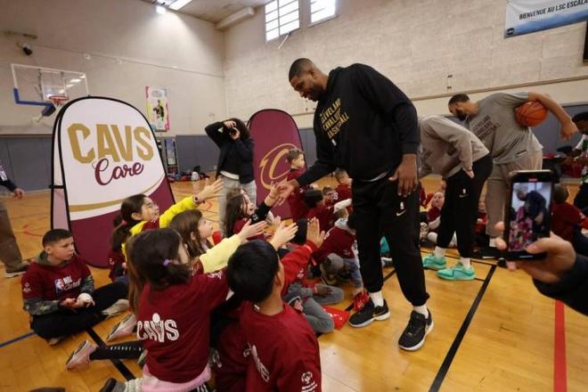 AC米兰1-0登顶意甲！38岁名将却抢走风头，带队12场不败紧追榜首（AC米兰1-0登顶意甲，豪取12场不败！38岁名将抢尽风头）