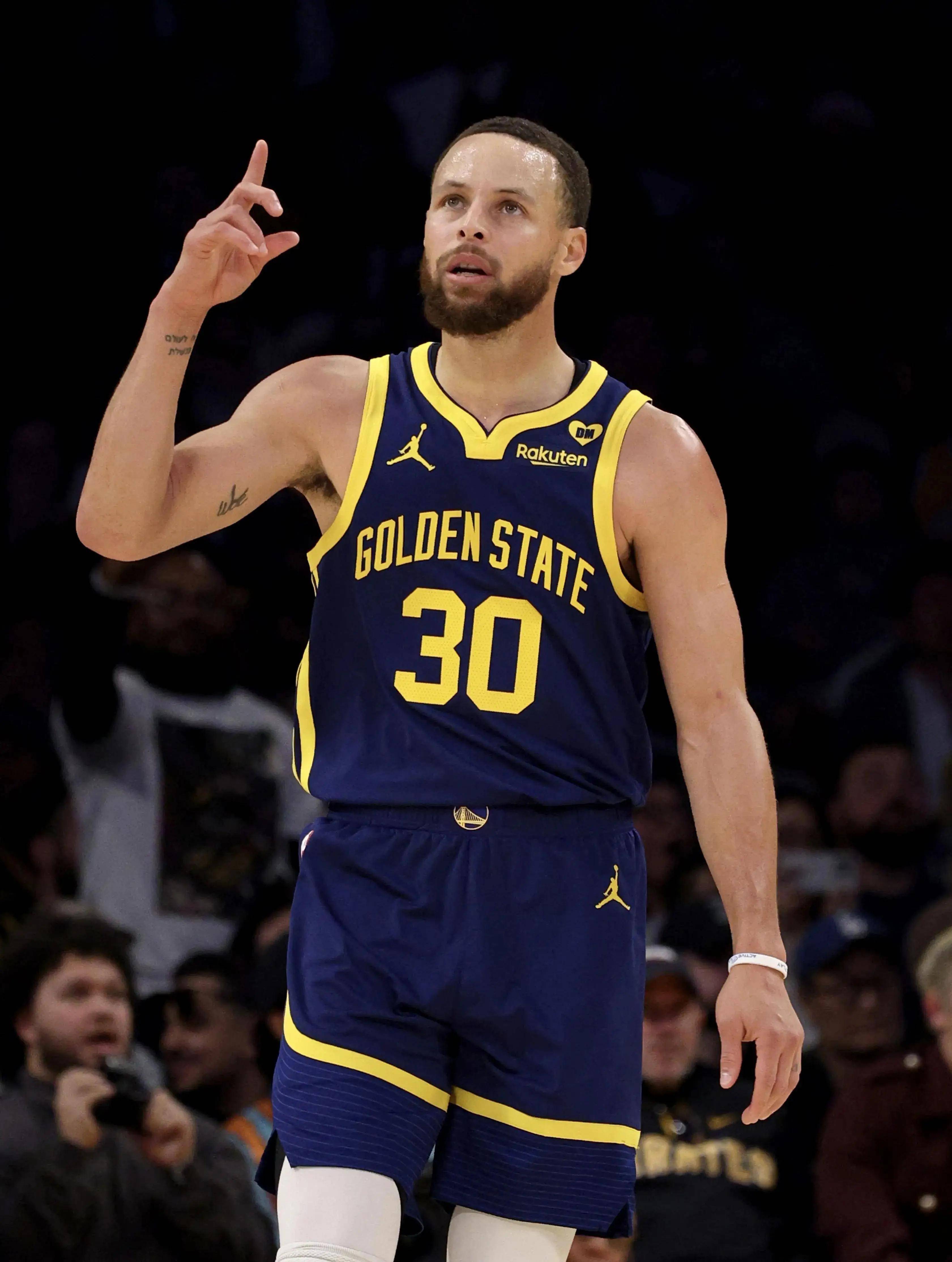 意外否？猛龙9连胜势头被黄蜂终结，无缘冲击队史纪录（黄蜂终结猛龙九连胜，队史纪录冲击告吹）